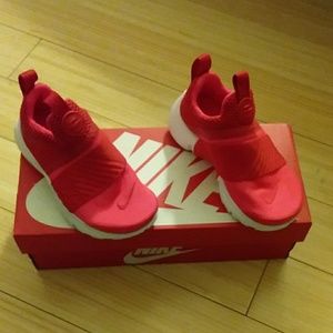 Little kids red sneaker